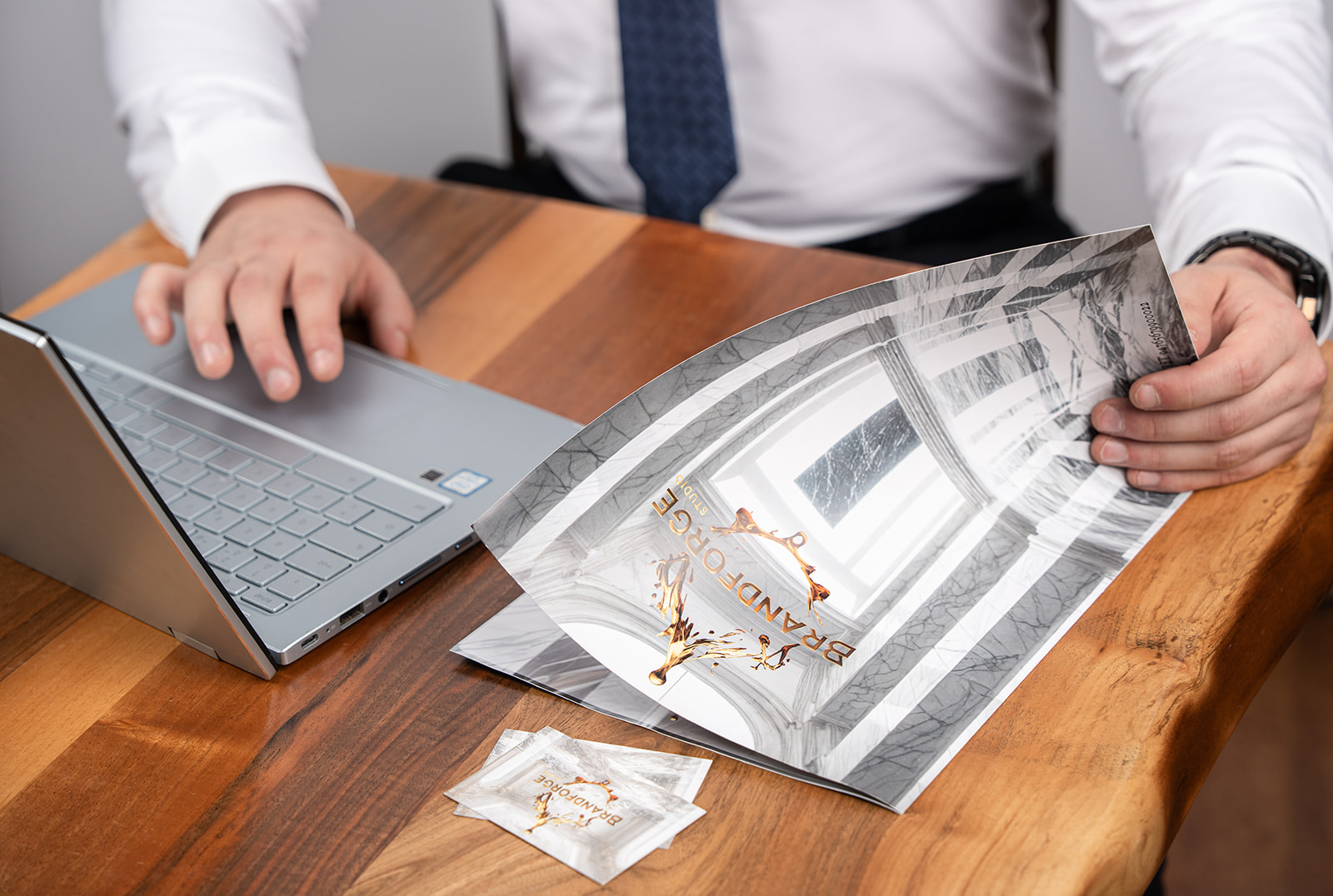 Portrait d'équipe dans un open space